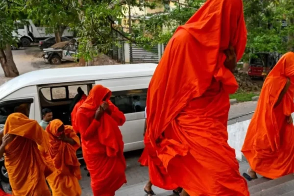 Sri Lankalı kesişler gözaltında: Bavullarında 110 ...