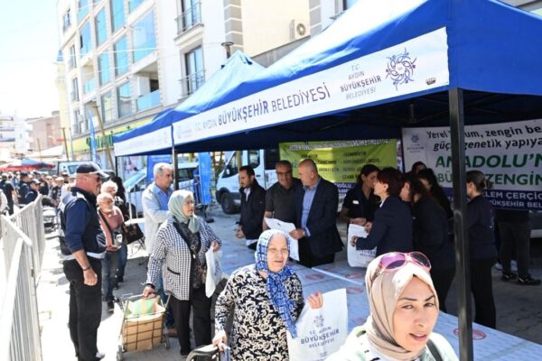 Başkan Çerçioğlu binlerce fideyi Söke’de vatandaşl...