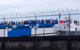 Cezaevi isyanı: Mahkumlar çatıya çıkıp yatakları ateşe verdi