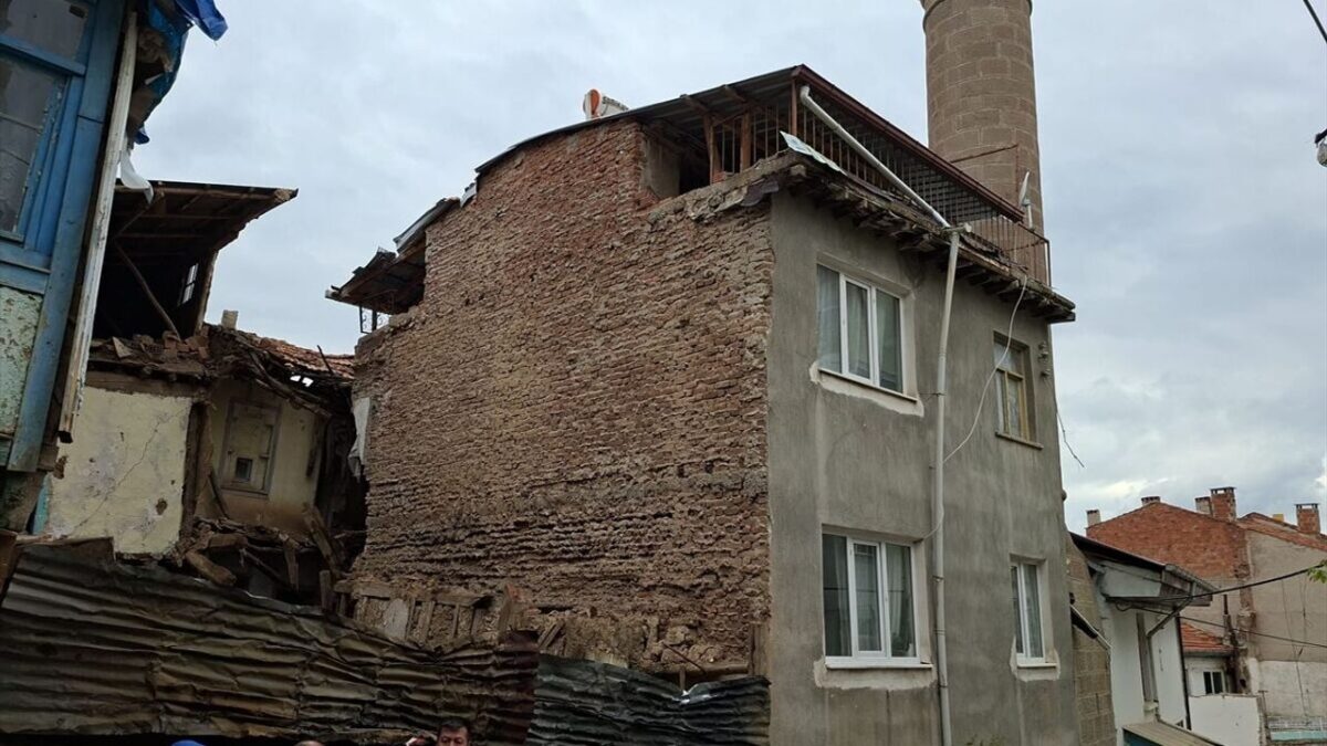 Korkutan göçük: Ev tahliye edildi! Korkutan göçük: Ev tahliye edildi!