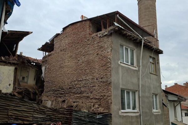 Korkutan göçük: Ev tahliye edildi!