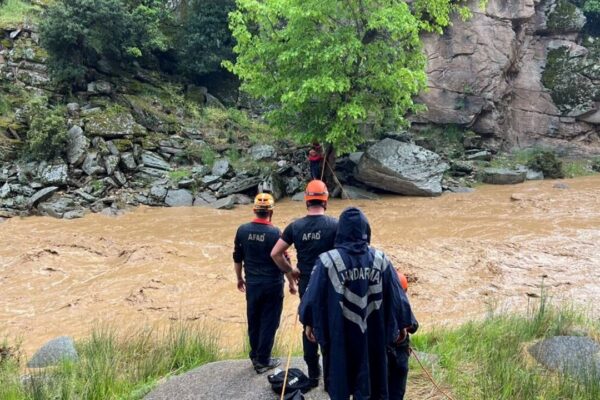 Korku dolu anlar: İki kardeş derede mahsur kaldı Korku dolu anlar: İki kardeş derede mahsur kaldı