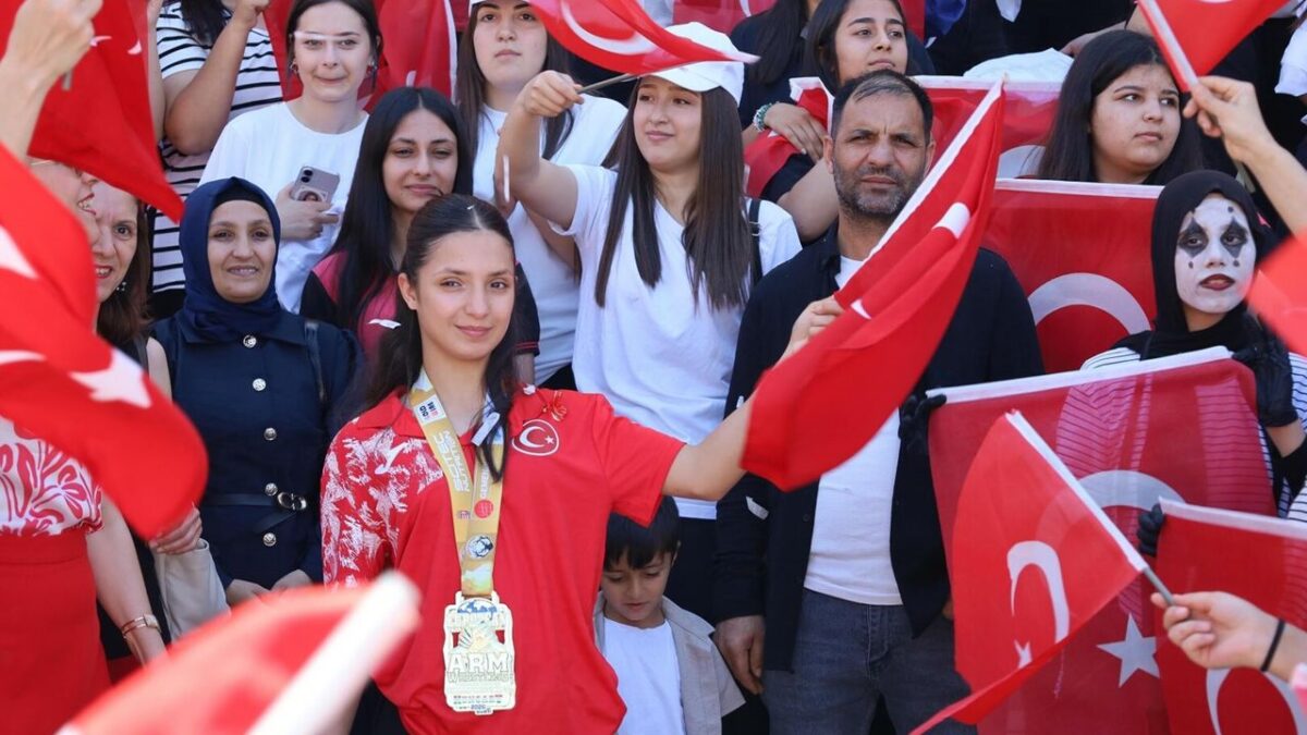 Avrupa Şampiyonu Nehir’e Turgutlu’da coşkulu karşılama