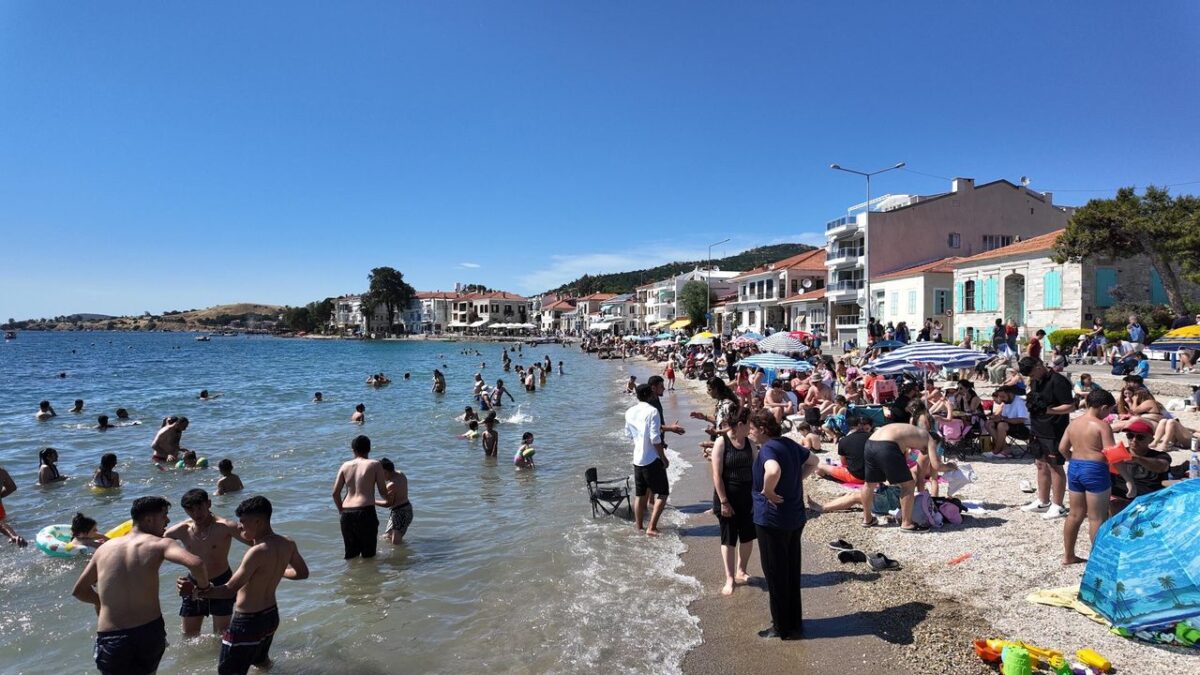 Foça’da bayram yoğunluğu