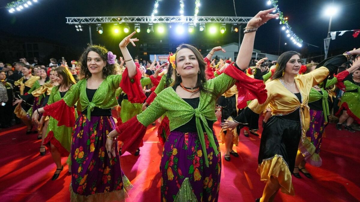 Gaziemirliler baharı coşkuyla karşıladı Gaziemirliler baharı coşkuyla karşıladı