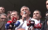 Özgür Özel binadan ayrıldı: TBMM’ye yürüyor Özgür Özel binadan ayrıldı: TBMM’ye yürüyor