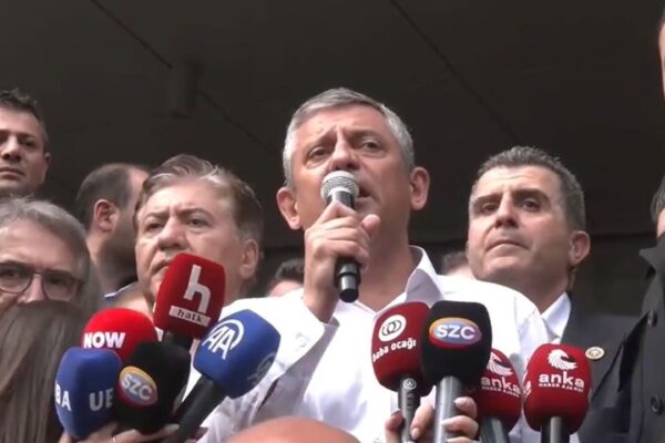 Özgür Özel binadan ayrıldı: TBMM’ye yürüyor Özgür Özel binadan ayrıldı: TBMM’ye yürüyor