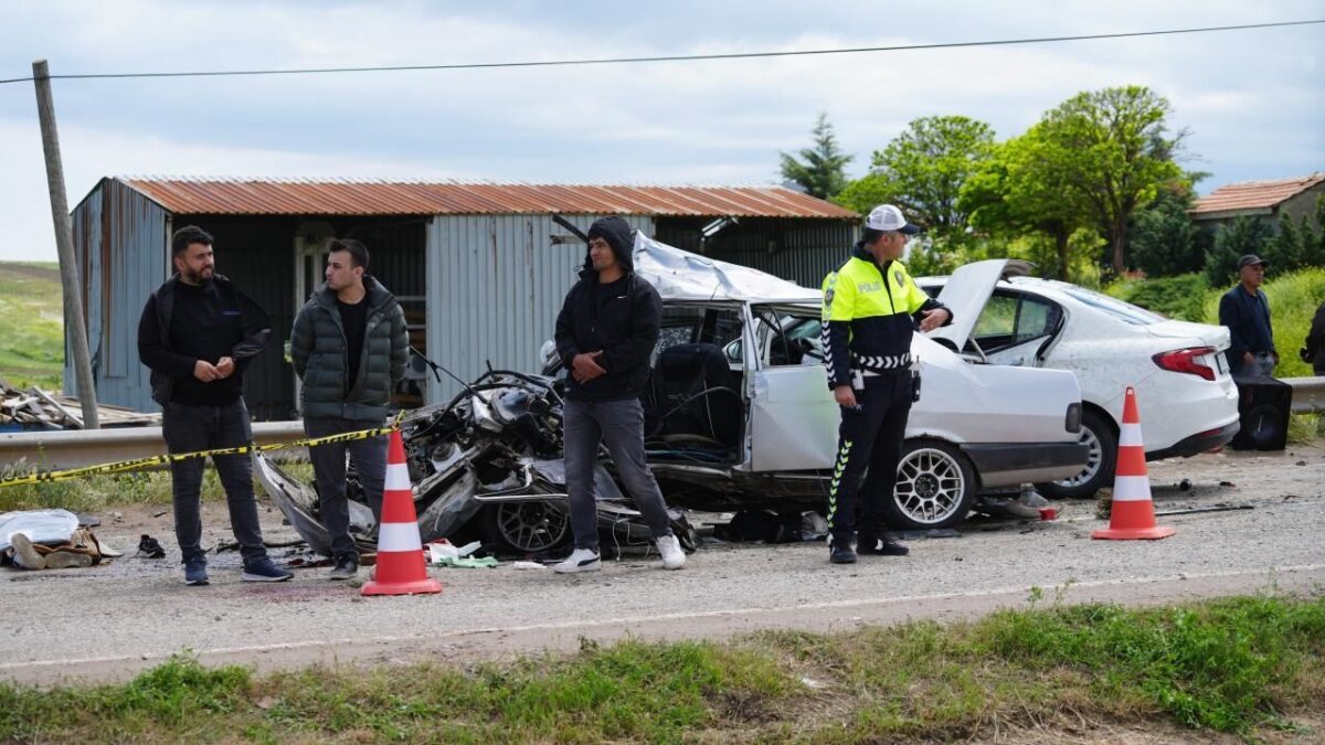 İki otomobil çarpıştı: 1 ölü, 8 yaralı İki otomobil çarpıştı: 1 ölü, 8 yaralı