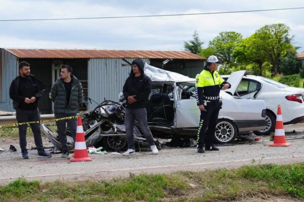 İki otomobil çarpıştı: 1 ölü, 8 yaralı İki otomobil çarpıştı: 1 ölü, 8 yaralı
