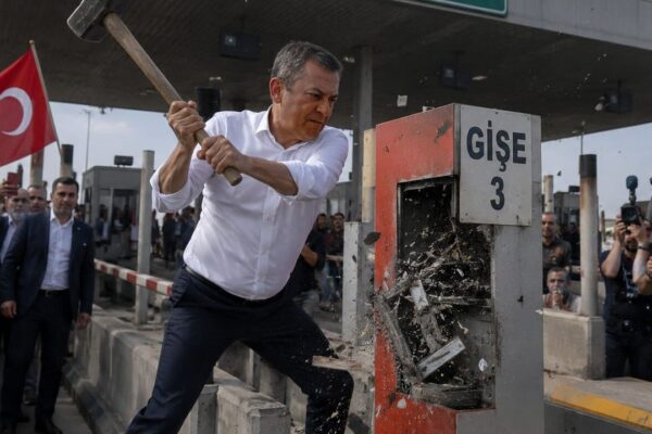 İzmir’deki özelleştirme iddiasına Özel’den çok ser... İzmir’deki özelleştirme iddiasına Özel’den çok ser...