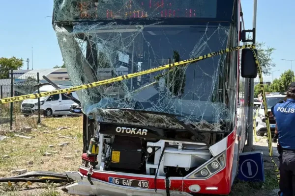 Belediye otobüsü kaza yaptı: Ölü ve yaralılar var Belediye otobüsü kaza yaptı: Ölü ve yaralılar var