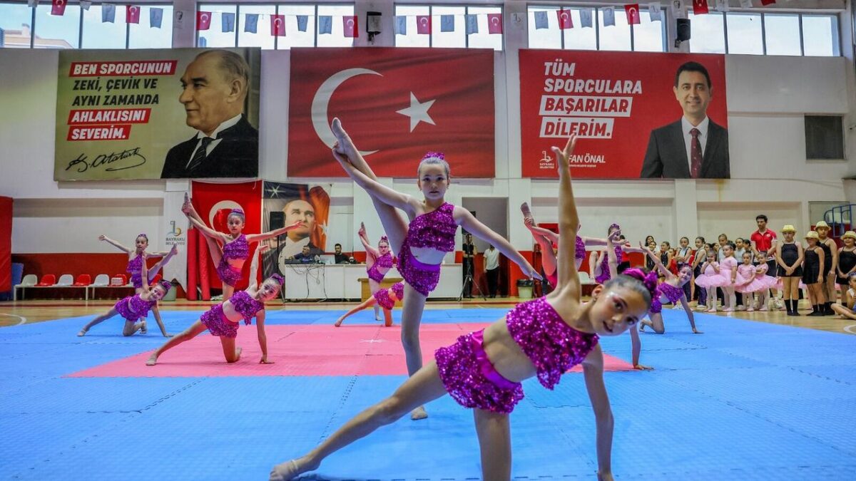 Bayraklılı kursiyerlerden yıl sonu gösterisi