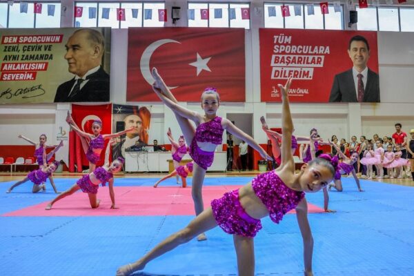Bayraklılı kursiyerlerden yıl sonu gösterisi