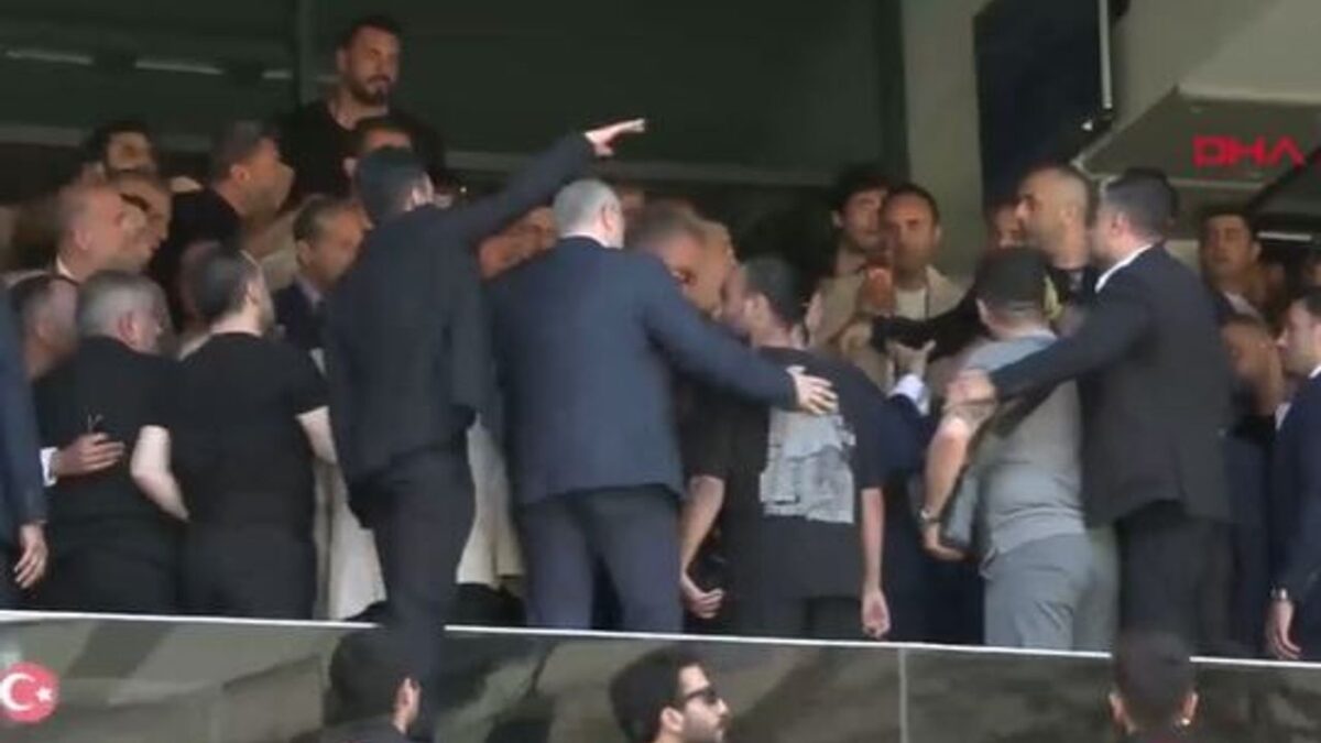Fenerbahçe genel kurulunda gerginlik! Fenerbahçe genel kurulunda gerginlik!