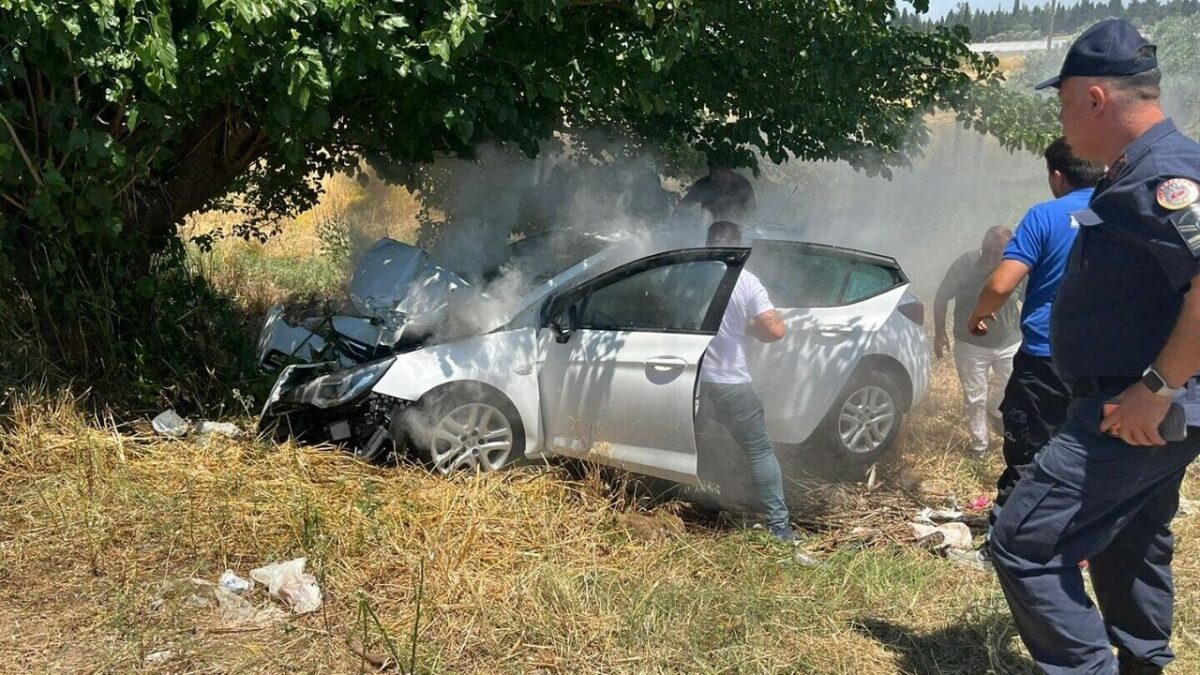 İzmir’de feci kaza: Son sürat ağaca çarptı!