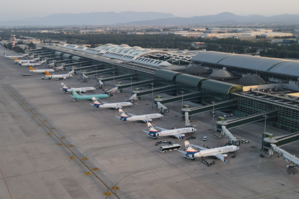 İzmir’in havalimanında 5 ayda 4,8 milyon yolcu tra...