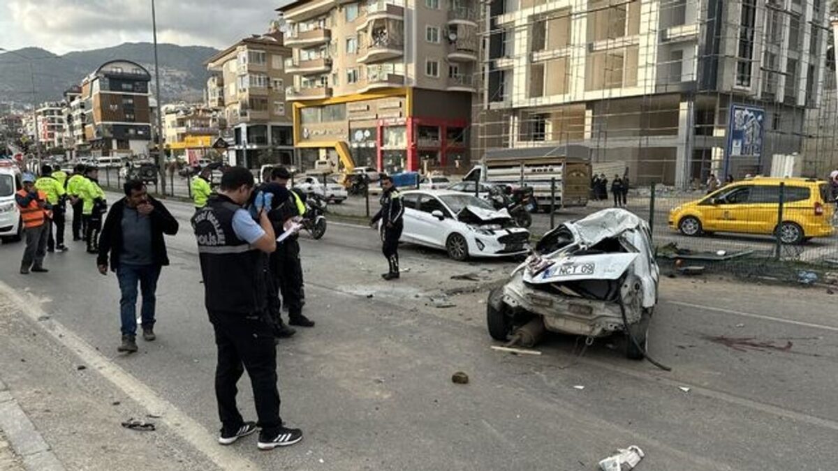 3 aracın karıştığı kazada 2 kişi yaralandı!