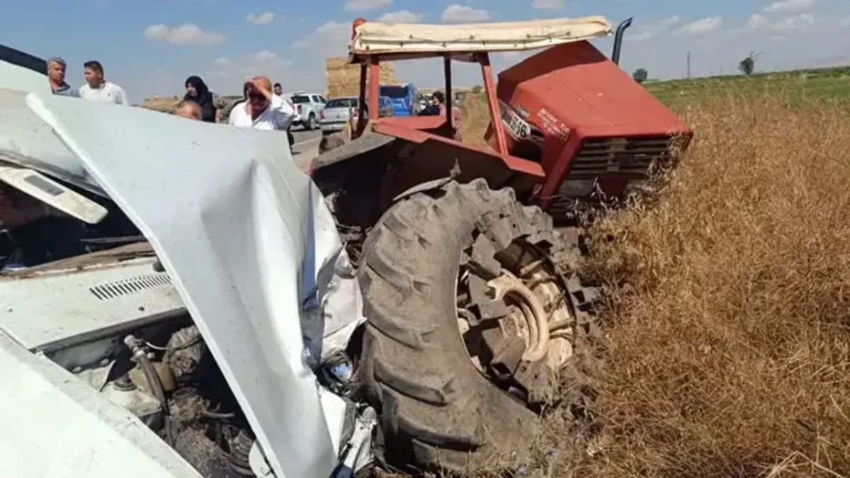 Otomobil park halindeki traktöre çarptı: 3 ölü, 1 yaralı! Otomobil park halindeki traktöre çarptı: 3 ölü, 1 yaralı!