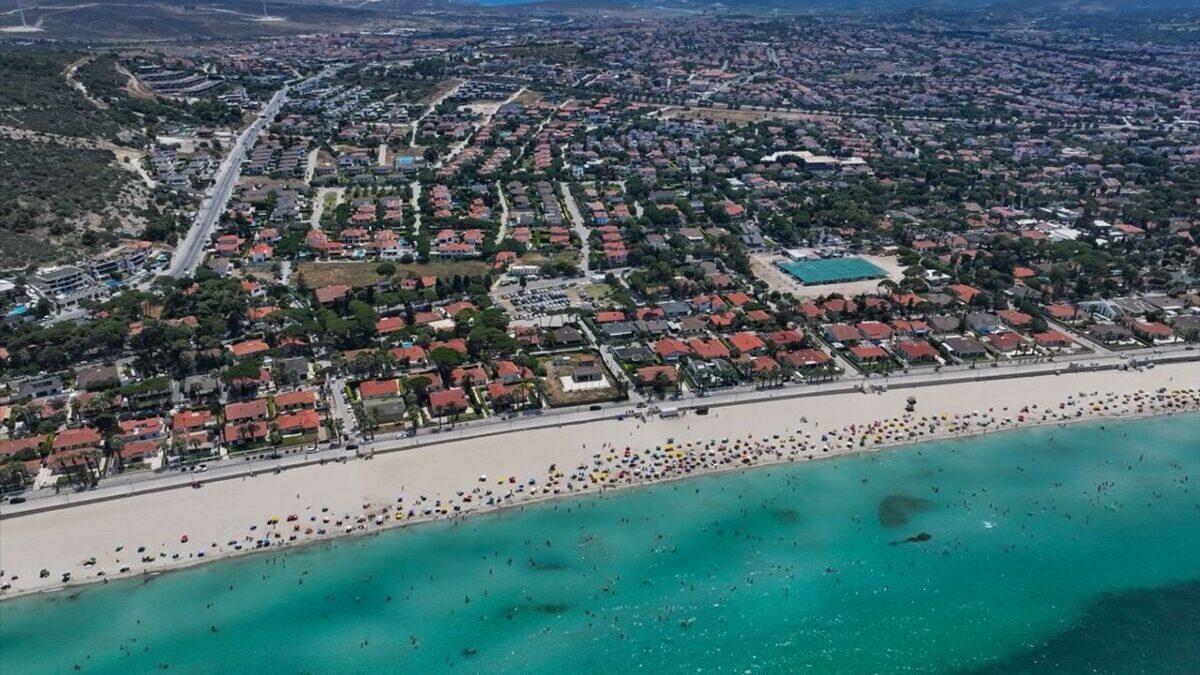 Çeşme’de plajlar doldu: Tatilciler serinliği denizde buldu