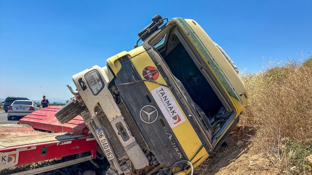 TIR, şarampole devrildi: 1’i ağır 3 yaralı! TIR, şarampole devrildi: 1’i ağır 3 yaralı!
