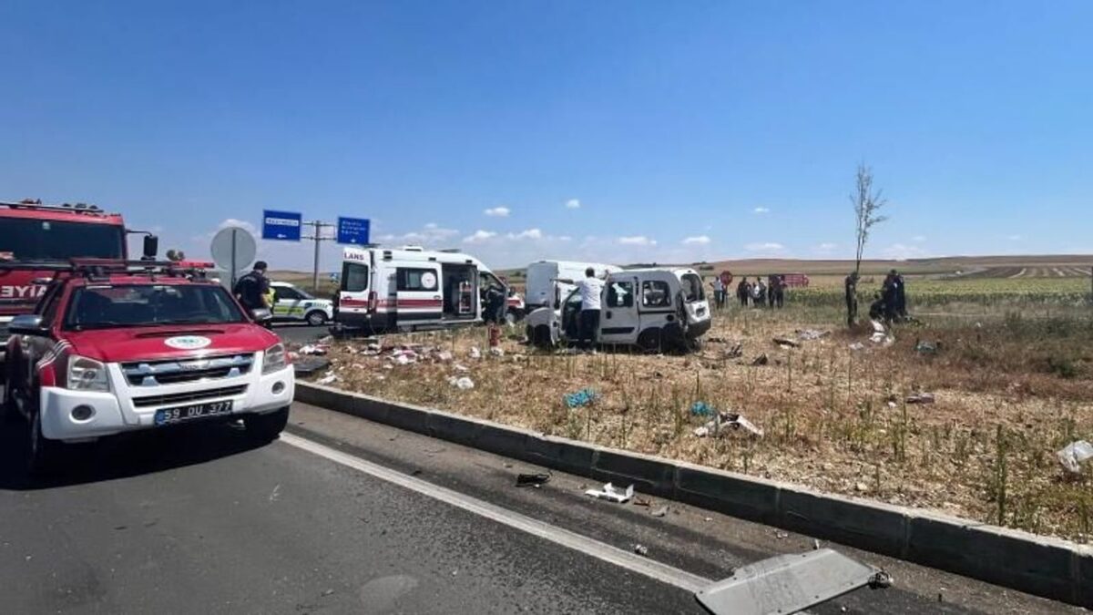 Kamyon ile hafif ticari araç çarpıştı: 2 ölü, 3 yaralı Kamyon ile hafif ticari araç çarpıştı: 2 ölü, 3 yaralı