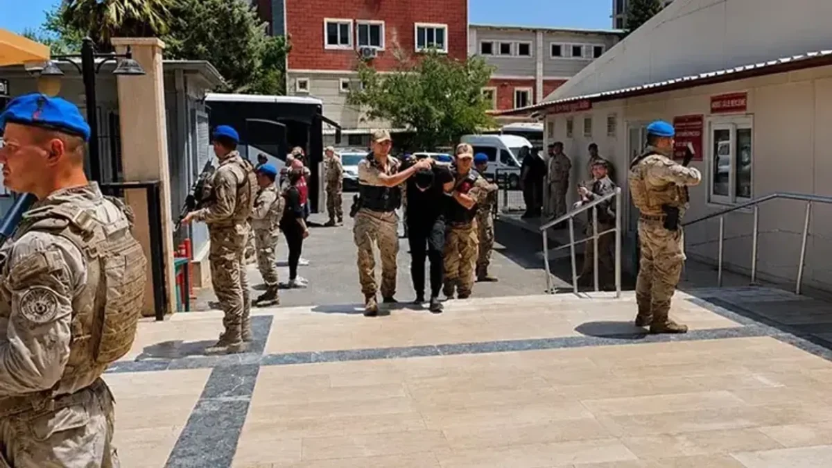 Jandarma kıyafetiyle 13 kilogram altın gasbeden 9 şüpheli adliyede!