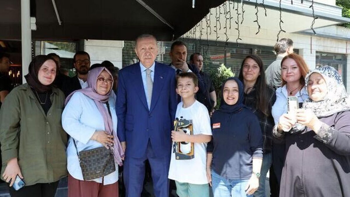 Cumhurbaşkanı Erdoğan, Çengelköy’de esnafı ziyaret etti Cumhurbaşkanı Erdoğan, Çengelköy’de esnafı ziyaret etti