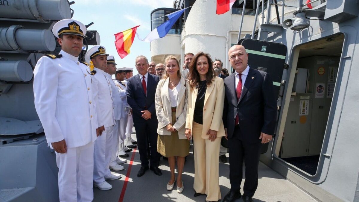 “Karşıyaka Gemisi”nde Zafer Bayramı coşkusu! “Karşıyaka Gemisi”nde Zafer Bayramı coşkusu!