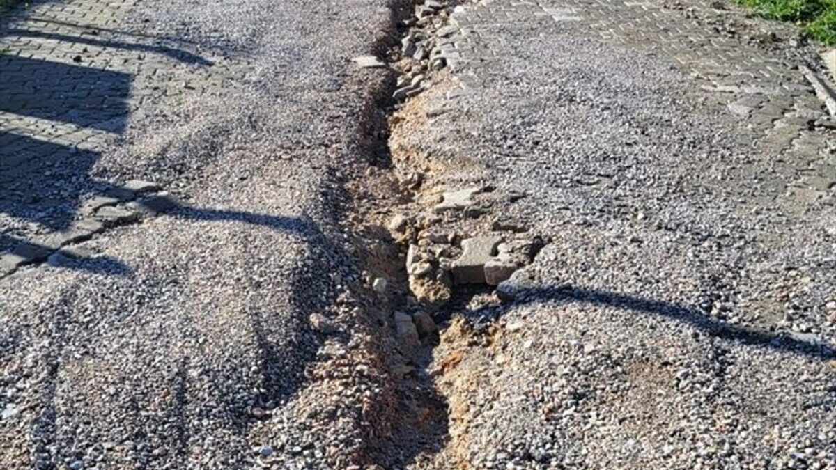 Karaburun’da site sakinlerinden bozuk yol tepkisi Karaburun’da site sakinlerinden bozuk yol tepkisi