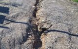 Karaburun’da site sakinlerinden bozuk yol tepkisi Karaburun’da site sakinlerinden bozuk yol tepkisi