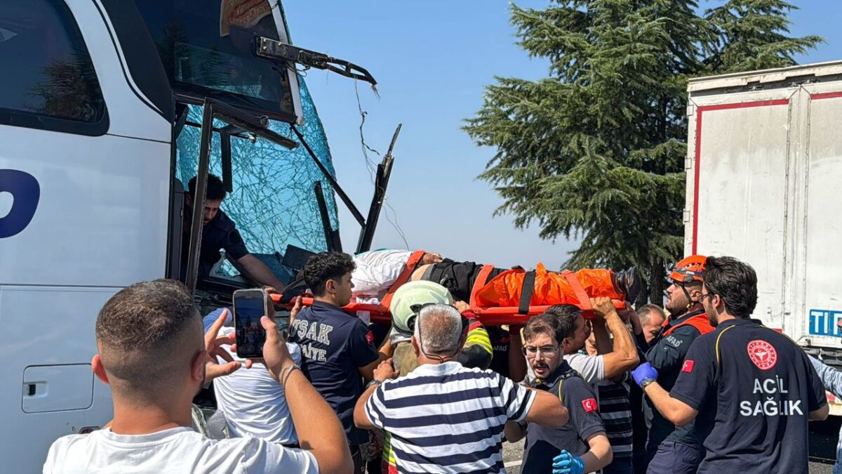 Uşak-İzmir yolundaki kazada şoför tutuklandı! Uşak-İzmir yolundaki kazada şoför tutuklandı!