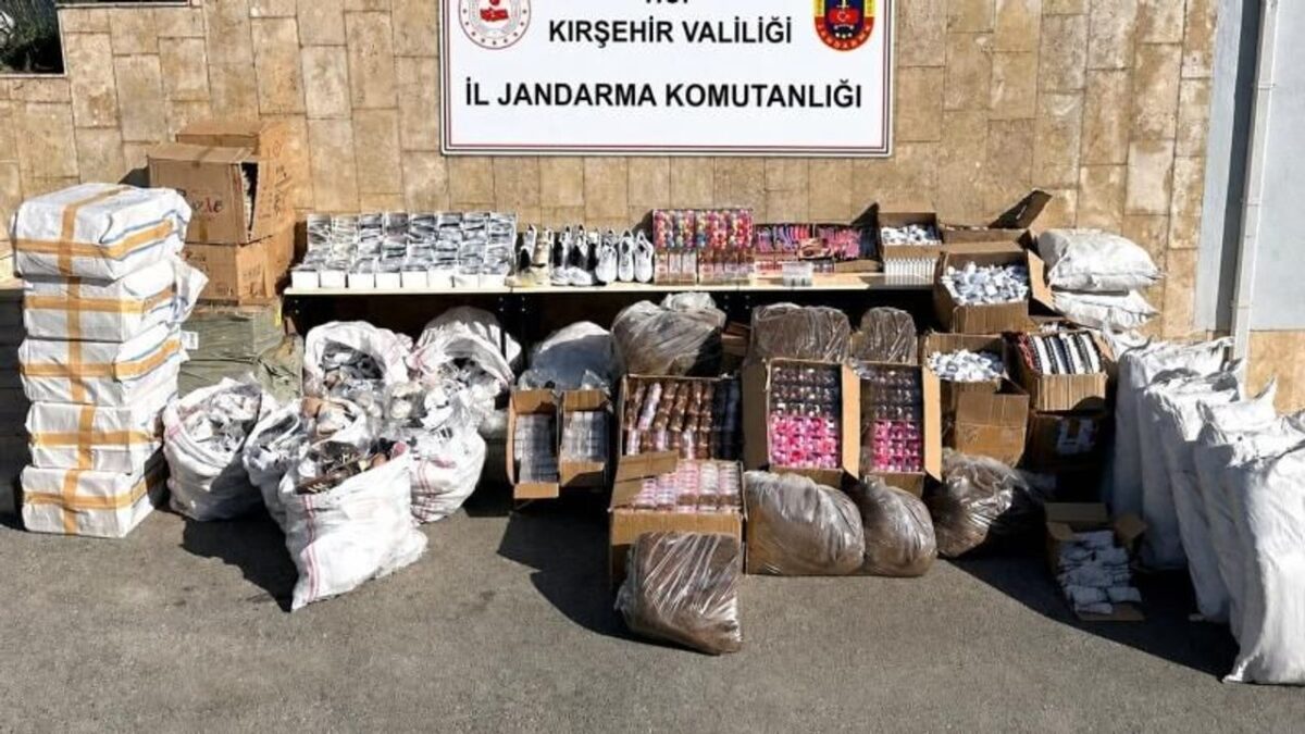 Kaçak sevkiyata geçit yok: Binlerce ürün ele geçirildi Kaçak sevkiyata geçit yok: Binlerce ürün ele geçirildi