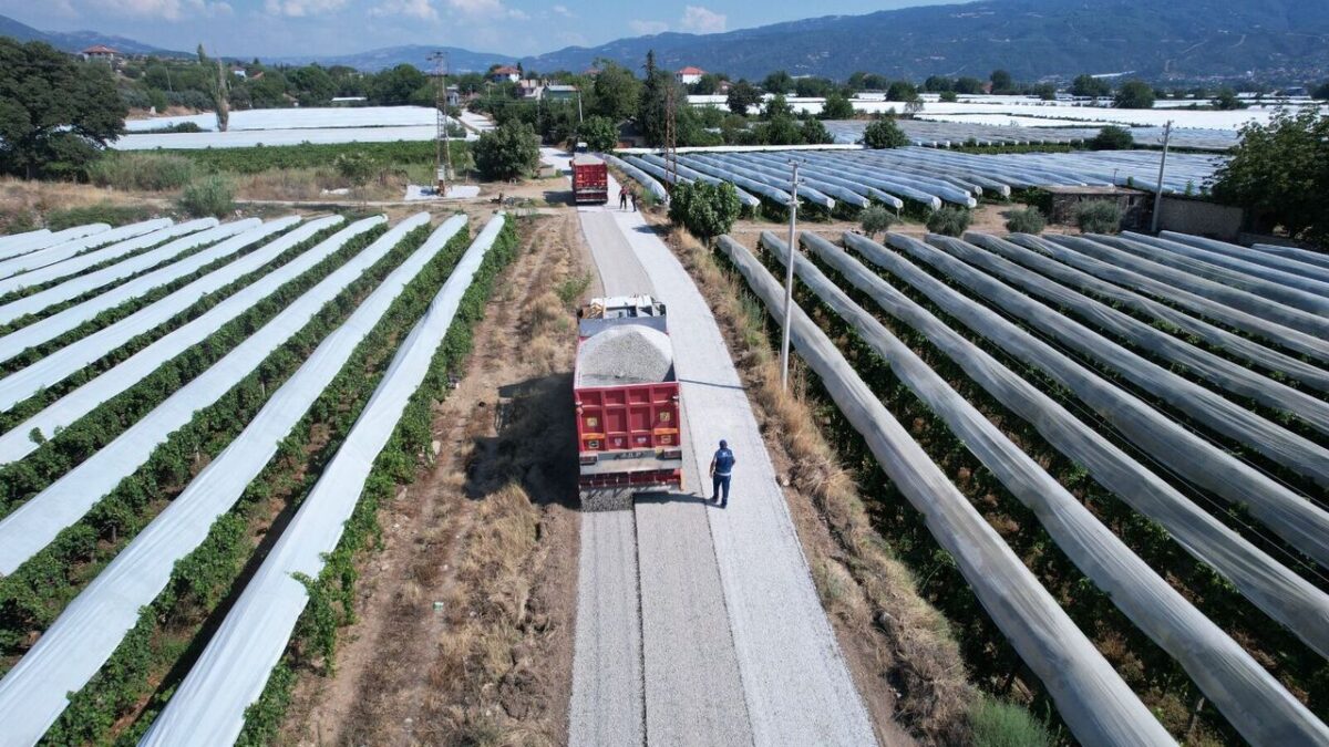 Sarıgöl’de üzüm hasadı öncesi üreticiye yol müjdesi Sarıgöl’de üzüm hasadı öncesi üreticiye yol müjdesi