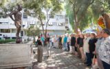 Konak’ta vefa dolu buluşma: Metin Oktay heykeli önünde anıldı