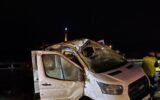 Kamyonet refüje çarptı: 3 yaralı! Kamyonet refüje çarptı: 3 yaralı!